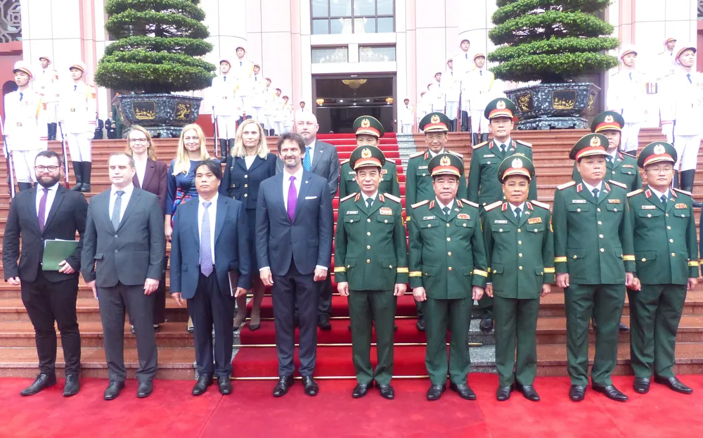 Anh BT Quoc phong Slovakia 4.JPG