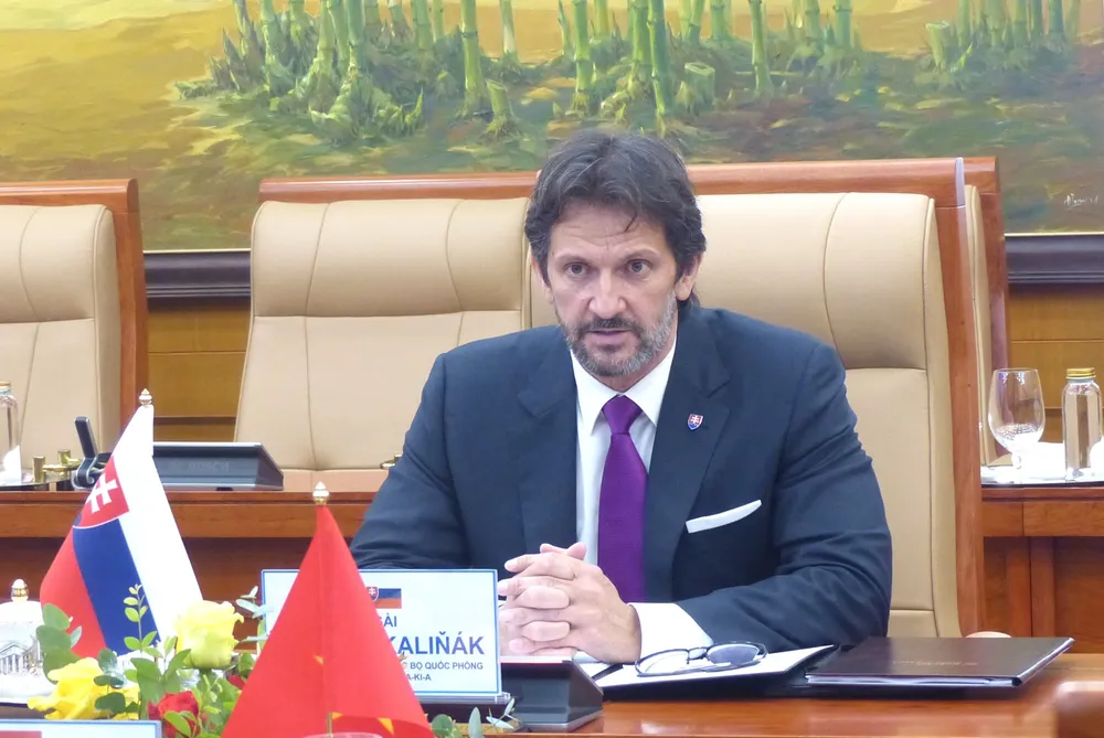 Anh BT Quoc phong Slovakia 7.JPG