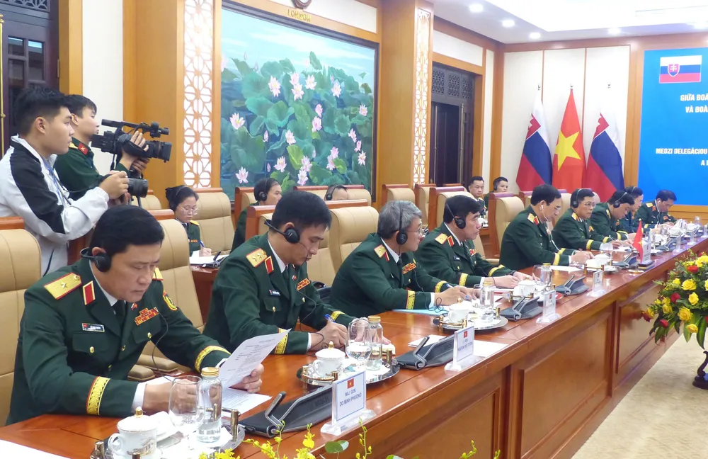 Anh BT Quoc phong Slovakia 9.JPG