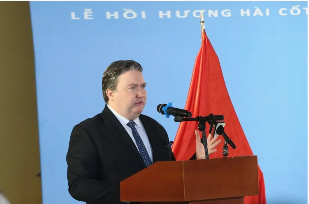 Anh trao tra hai cot quan nhan Hoa Ky 3.jpg