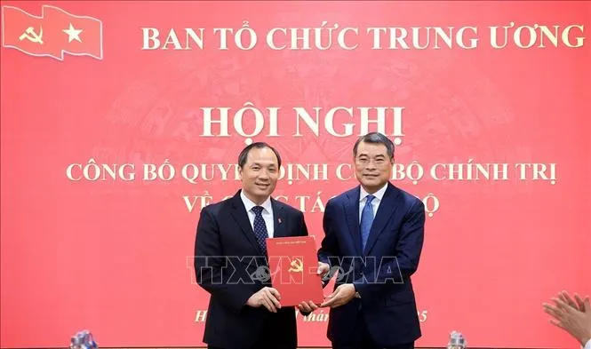 Anh trao quyet dinh Ban To chuc TW- TTXVN.jpg