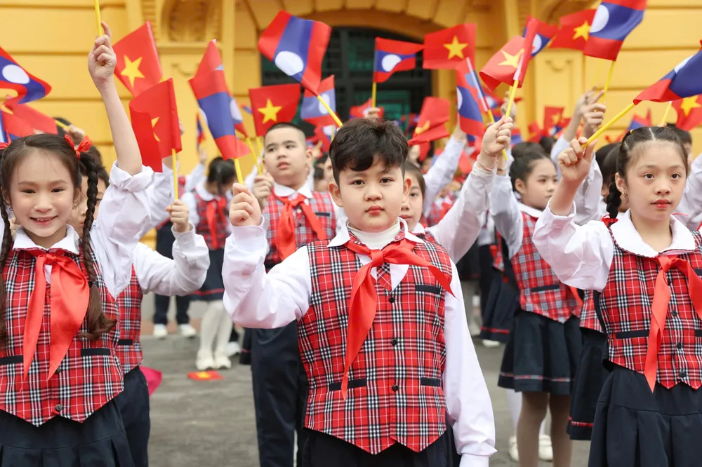 Le don TBT Lao o Phu Chu tich 2.jpg