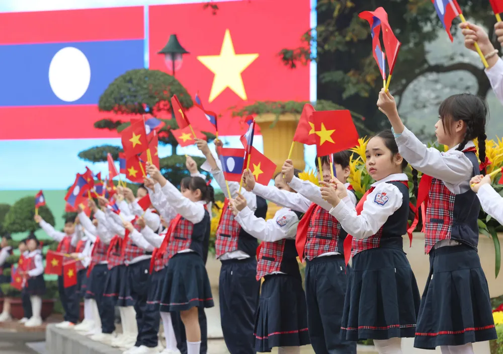 Le don TBT Lao o Phu Chu tich 9.jpg