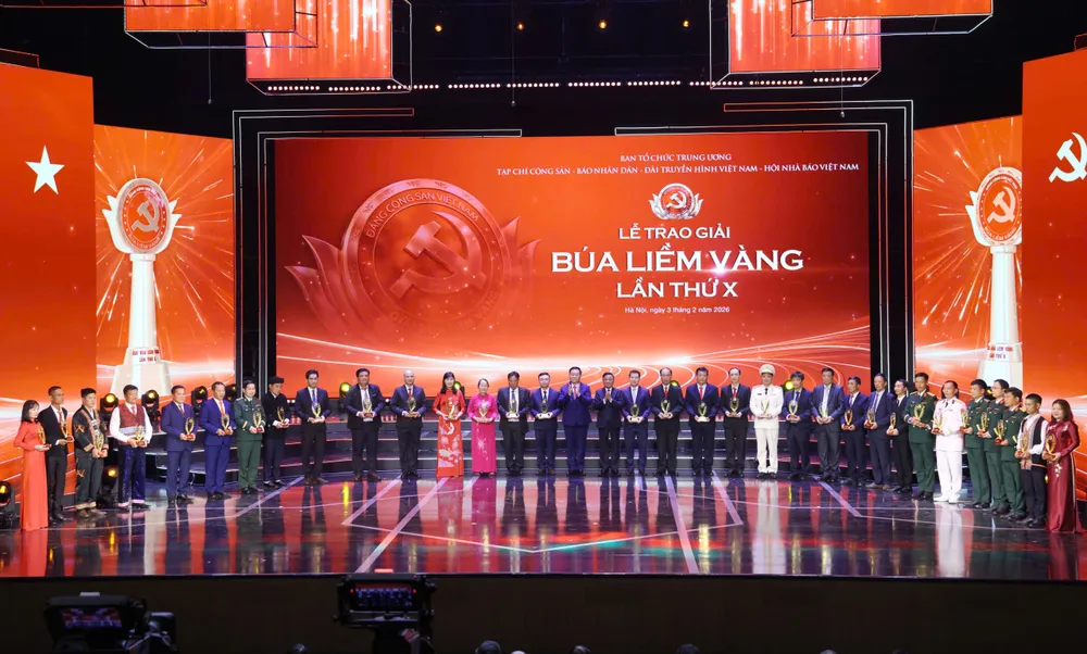 Anh trao giai BLV 10.jpg