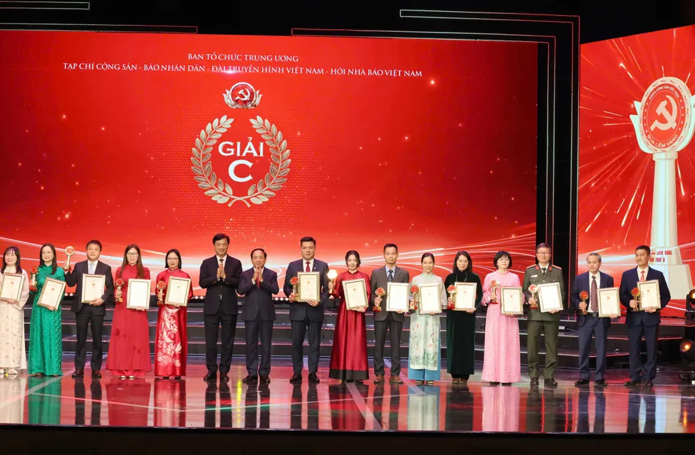 Anh trao giai BLV 12.jpg