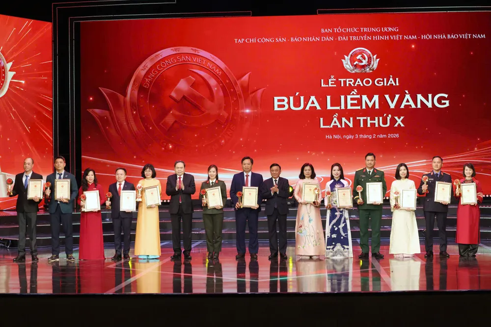 Anh trao giai BLV 13.jpg