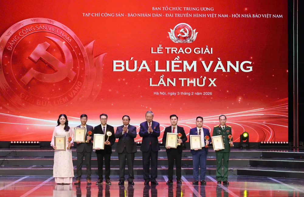 Anh trao giai BLV 14.jpg