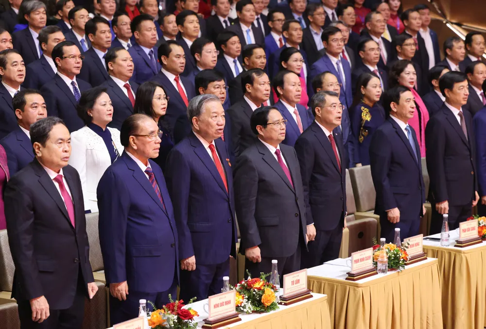 Anh trao giai BLV 3.jpg