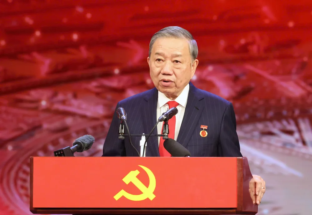 Anh trao giai BLV 6.jpg