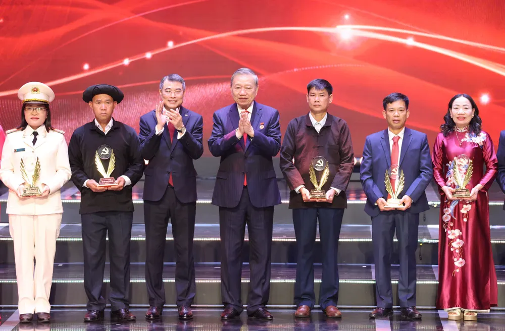 Anh trao giai BLV 8.jpg