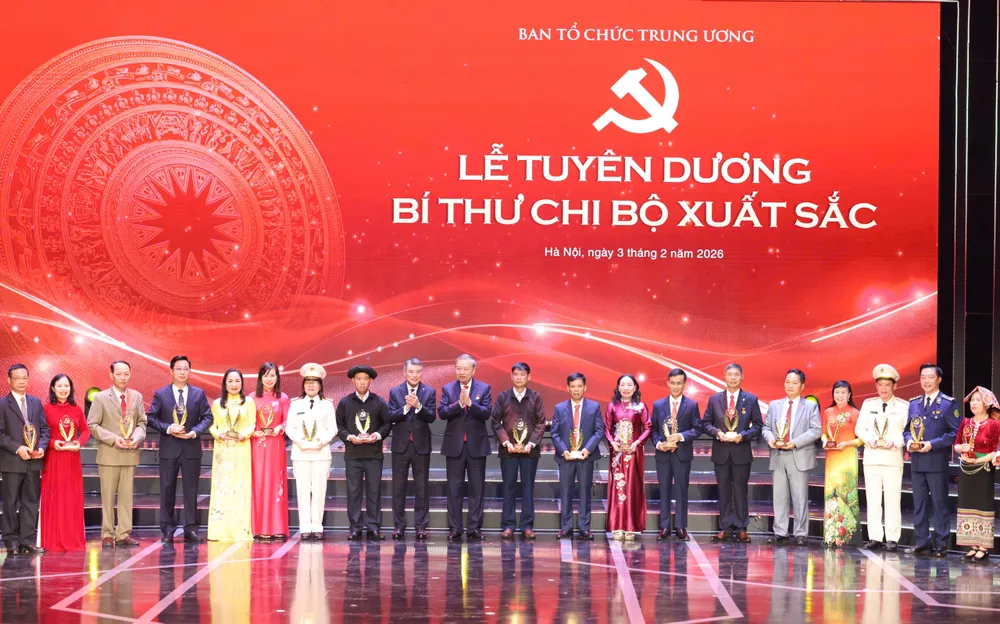 Anh trao giai BLV 9.jpg