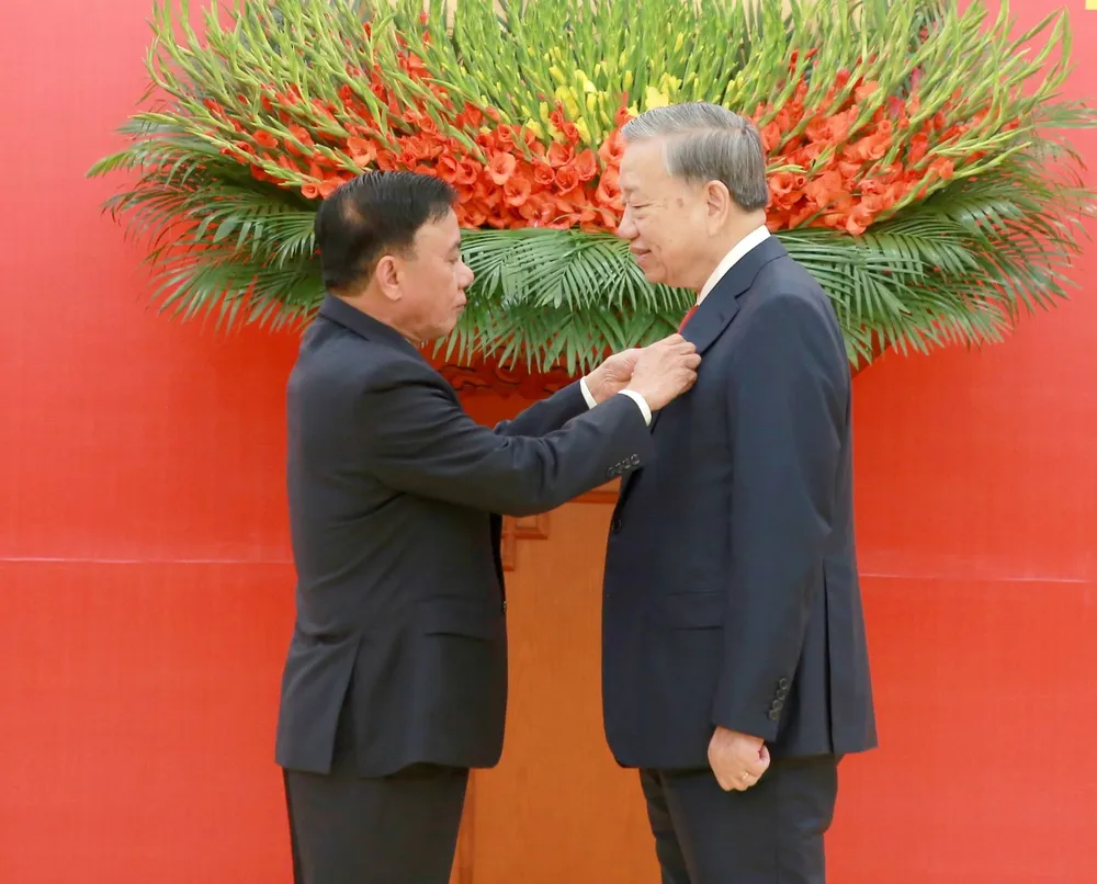 Trao huy hieu 45 nam tuoi Dang cho TBT To Lam 1.jpg