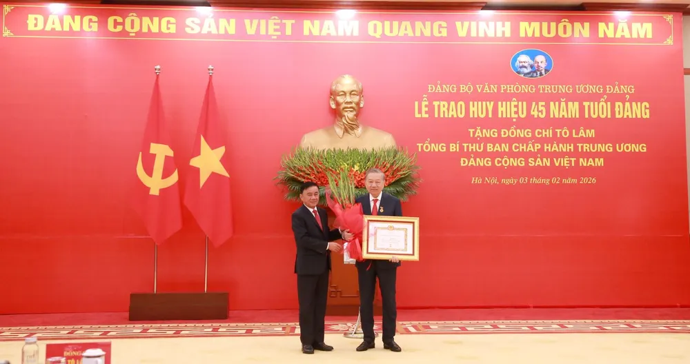 Trao huy hieu 45 nam tuoi Dang cho TBT To Lam 2.jpg