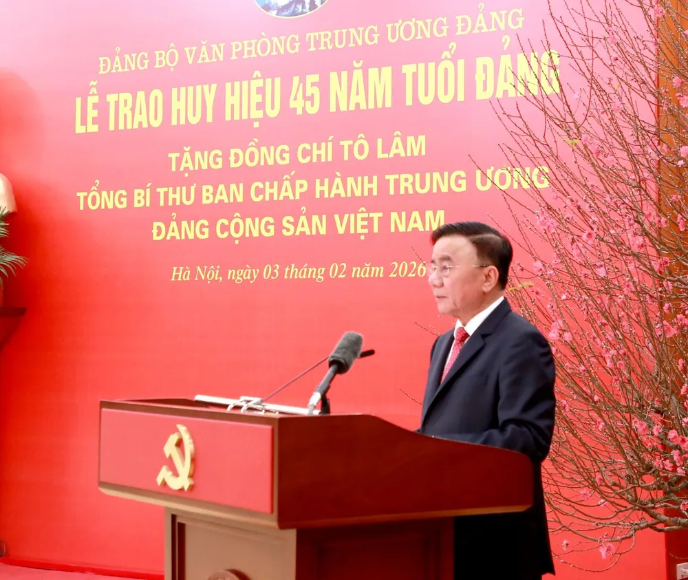 Trao huy hieu 45 nam tuoi Dang cho TBT To Lam 3.jpg