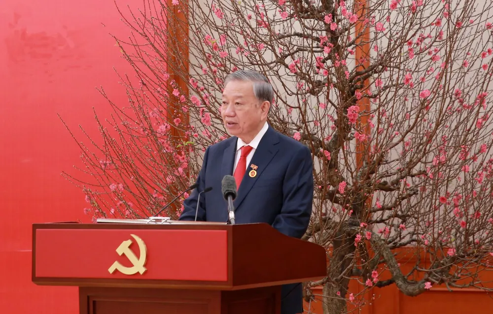 Trao huy hieu 45 nam tuoi Dang cho TBT To Lam 4.jpg