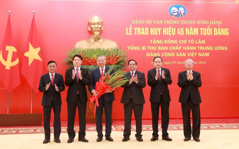 Trao huy hieu 45 nam tuoi Dang cho TBT To Lam 5.jpg