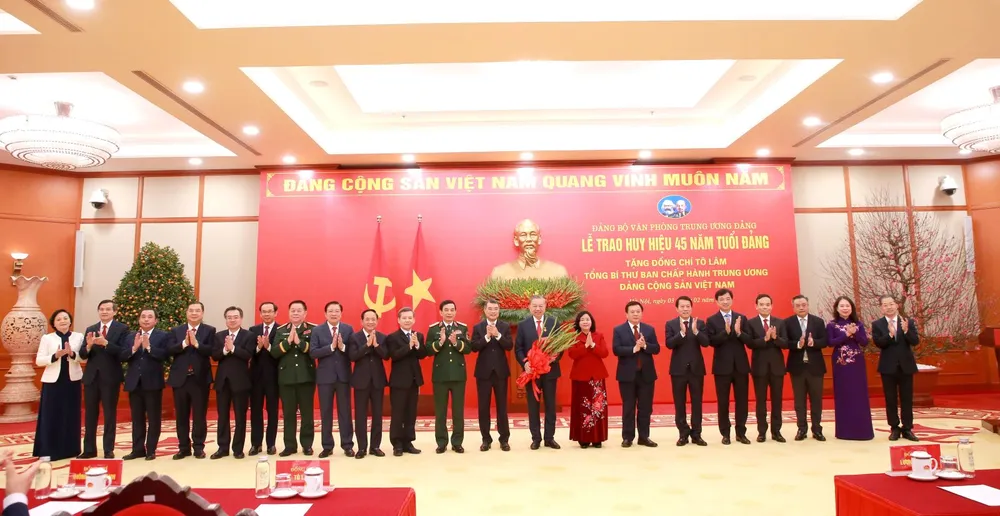 Trao huy hieu 45 nam tuoi Dang cho TBT To Lam 6.jpg