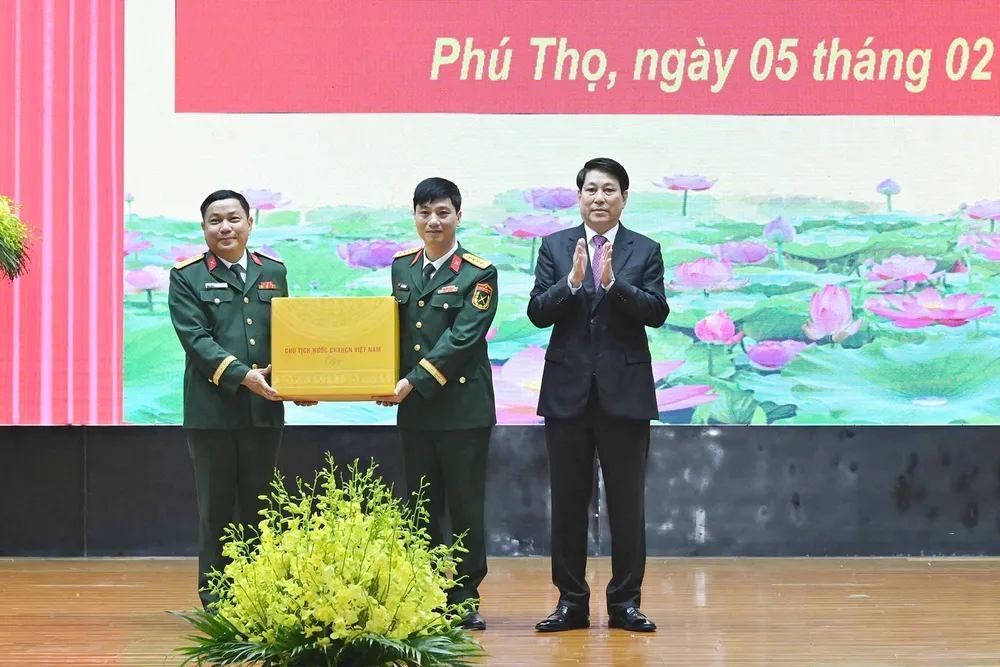 Chu tich nuoc Luong Cuong chuc Tet Su doan 316 C.jpg