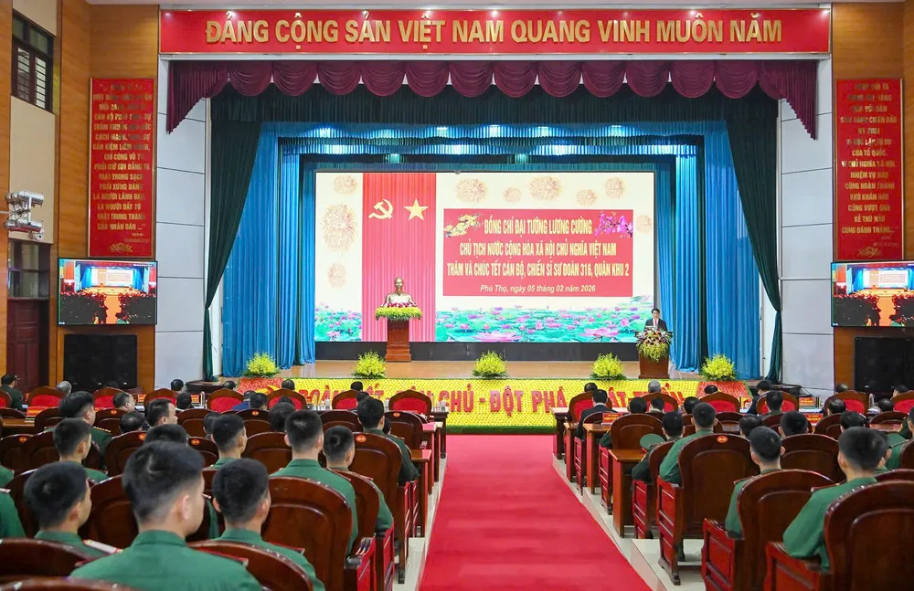 Chu tich nuoc Luong Cuong chuc Tet Su doan 316 D.jpg