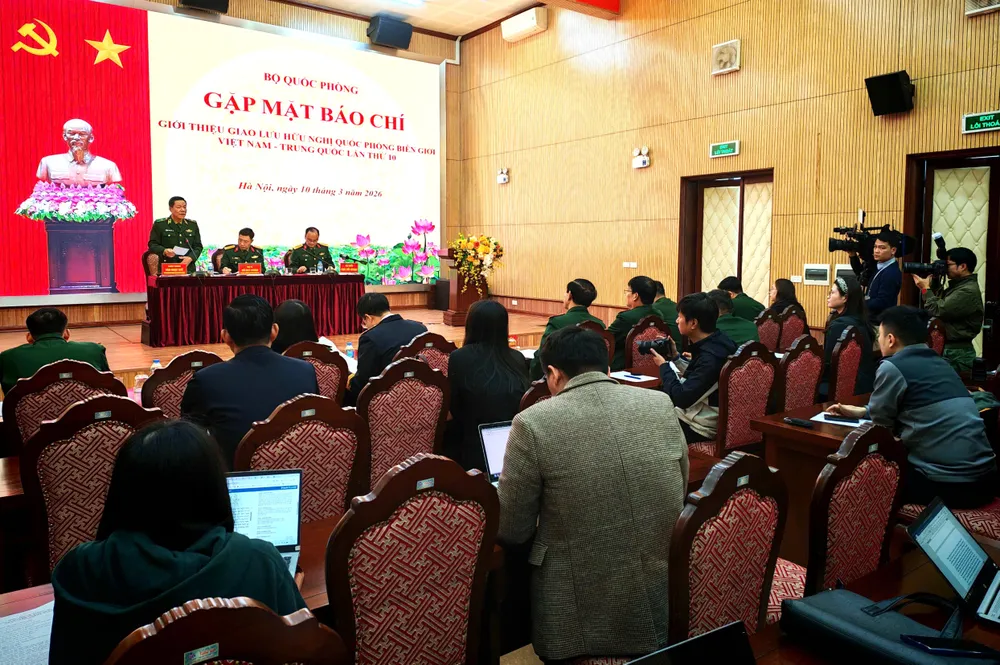 Anh hop bao Bo Quoc phong 2.jpg