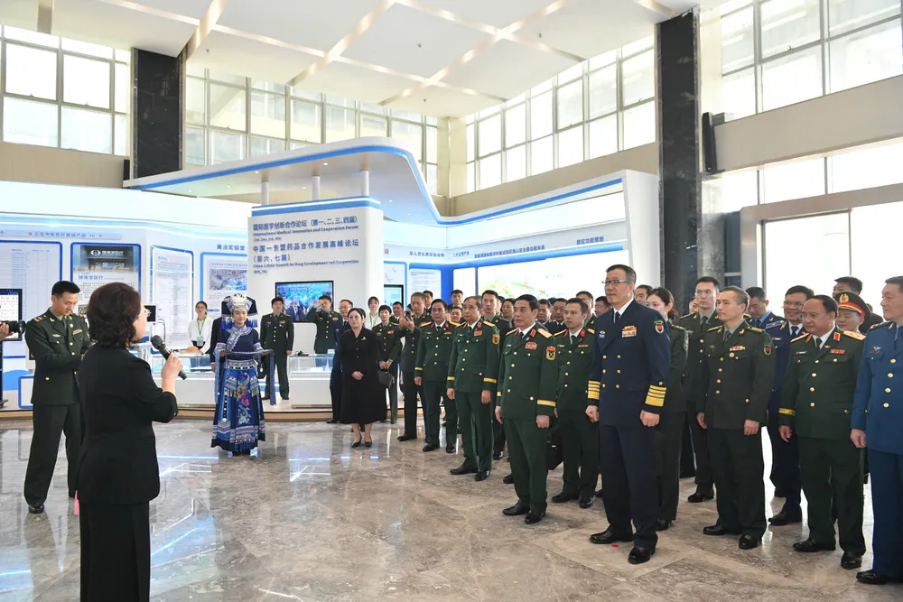 Tham quan khu trien lam y te 1.jpg