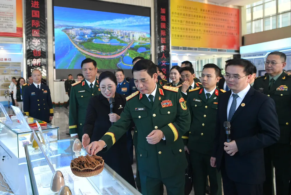 Tham quan khu trien lam y te 3.jpg