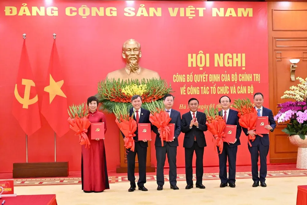 Anh trao cac QB cua Bo CT 2.jpg