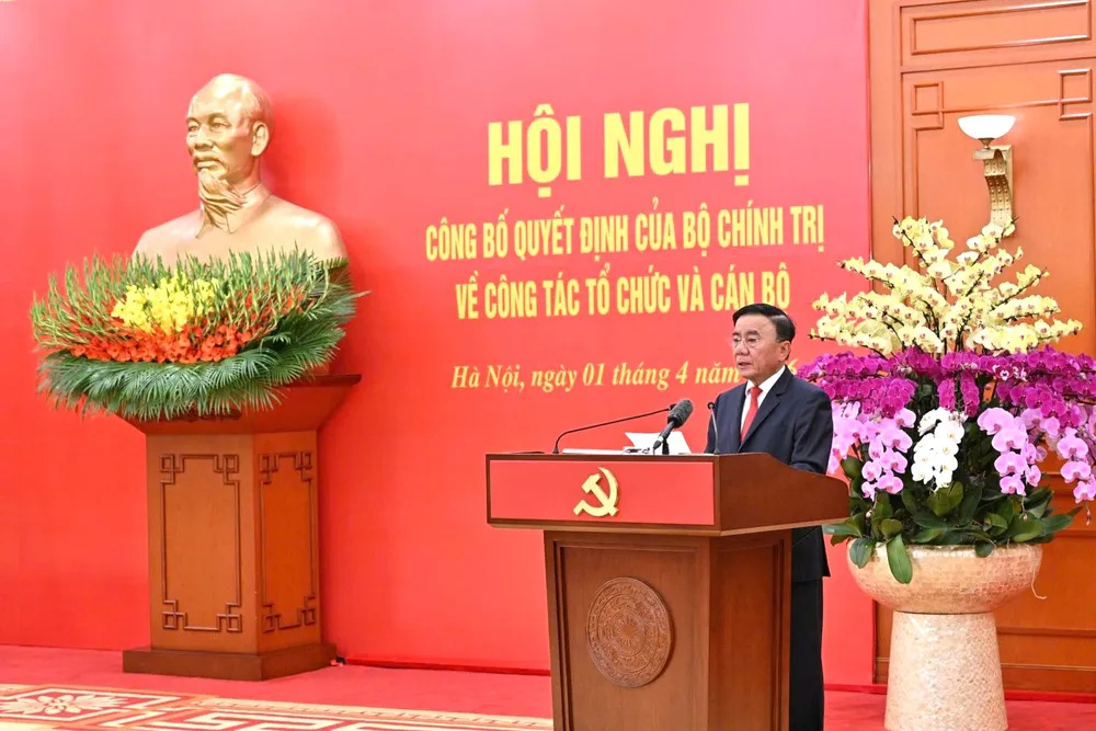 Anh trao cac QB cua Bo CT 3.jpg