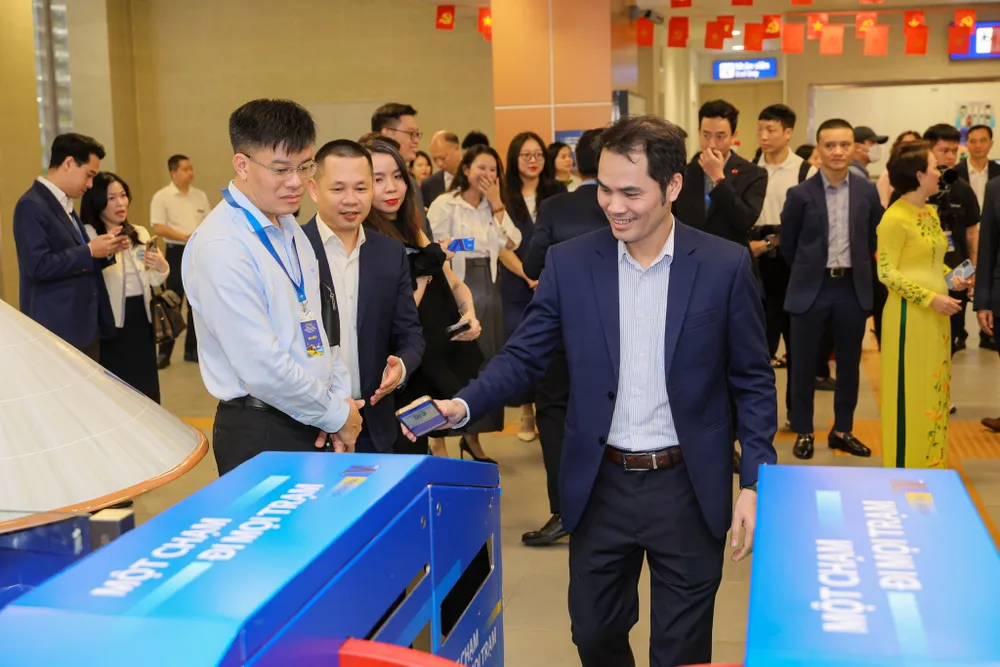 Chạm QR- Quét là đi với Tính năng vé thông minh mà VNPT Money tích hợp trên Hà Nội Metro..jpg