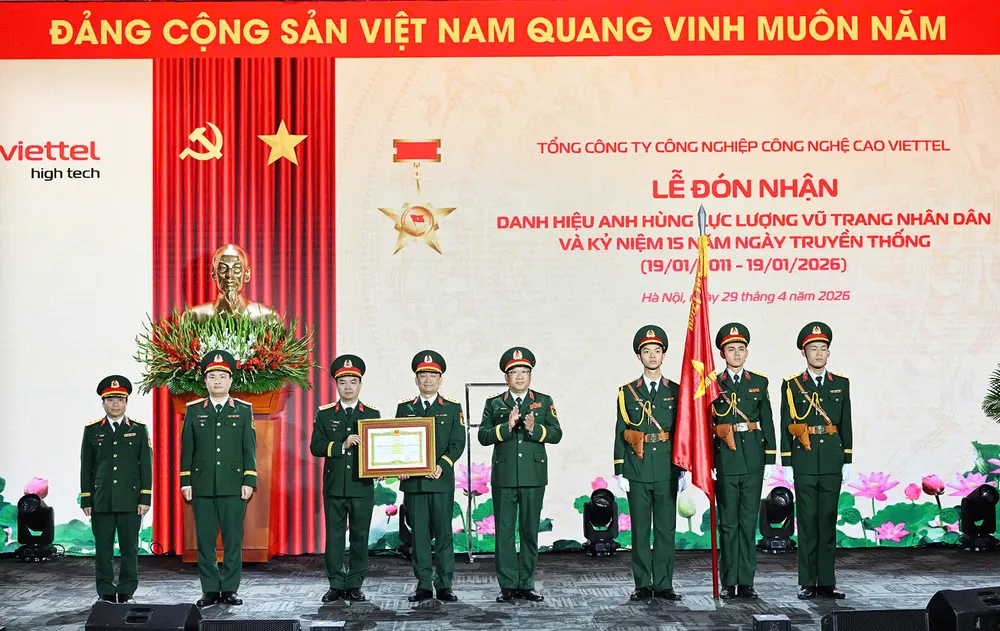 Thượng tướng Phạm Hoài Nam, Ủy viên Trung ương Đảng, Ủy viên Thường vụ Quân ủy Trung ương, Thứ trưởng Bộ Quốc phòng, trao danh hiệu Anh hùng Lực lượng vũ trang nhân dân cho TCT Công nghiệp Công nghệ cao Viettel.jpg