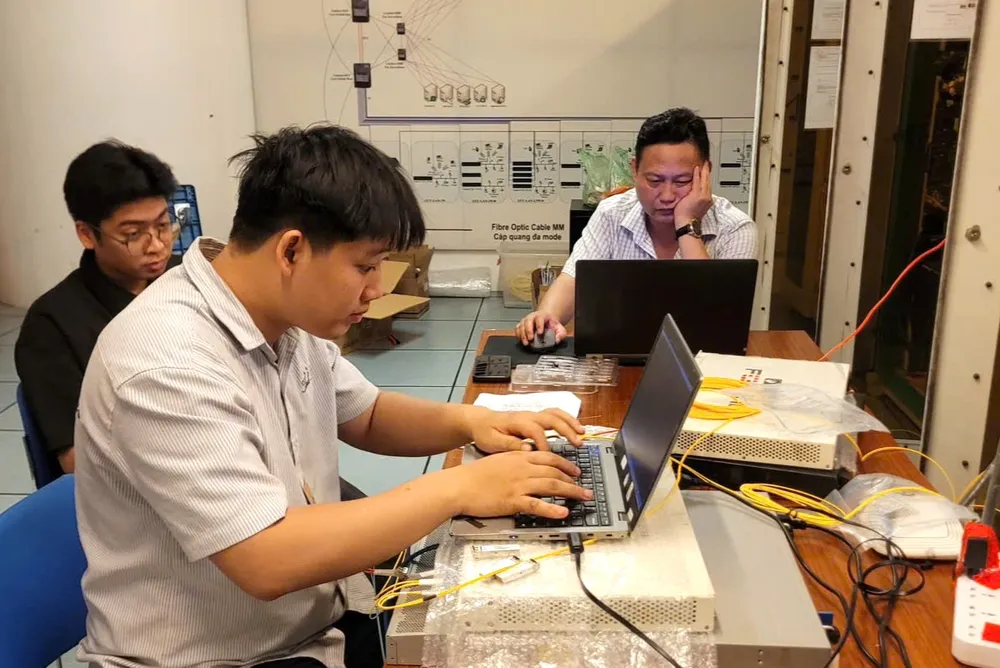 Các kỹ thuật viên VNPT Hà Nội  lắp đặt hệ thống thông tin phục vụ Đại hội đại biểu toàn quốc MTTQVN tại Trung tâm Hội nghị quốc gia..jpg