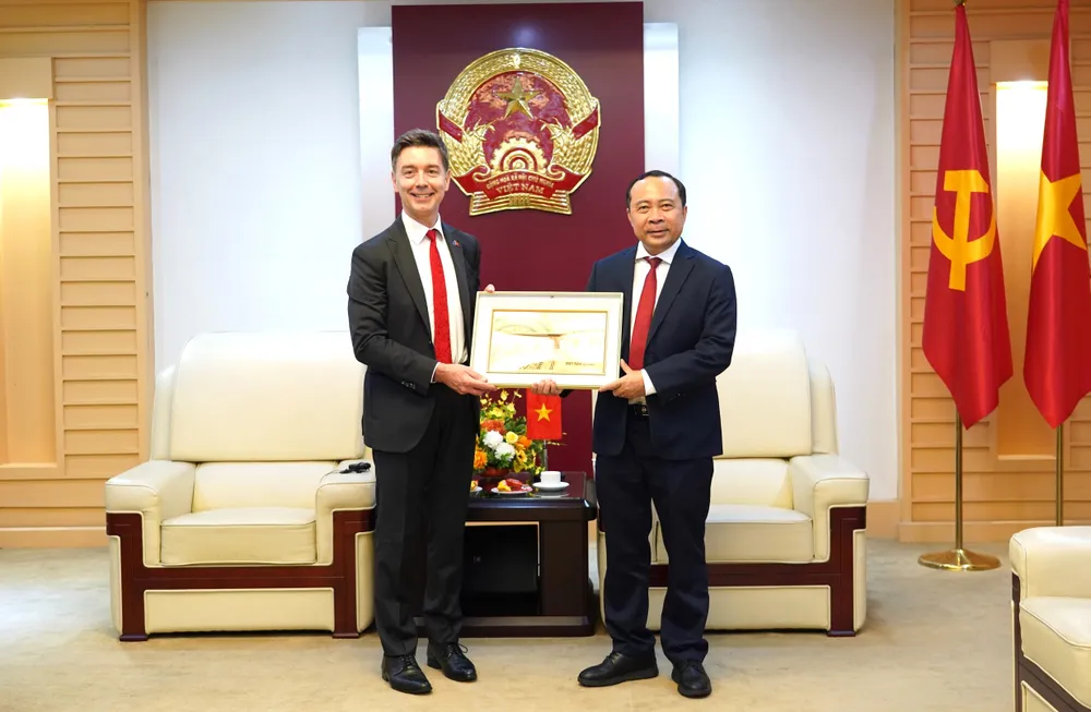 Anh Bo truong KHCN tiep Dai su EU 3.jpg