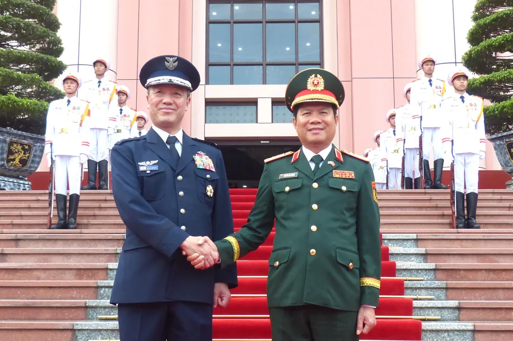 Đại tướng Nguyễn Tân Cương và Đại tướng Uchikura Hiroaki tại lễ đón. Ảnh: TRẦN BÌNH