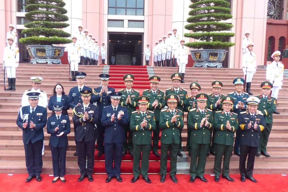 Đại tướng Nguyễn Tân Cương và Đại tướng Uchikura Hiroaki cùng đoàn đại biểu hai bên tại lễ đón. Ảnh: TRẦN BÌNH