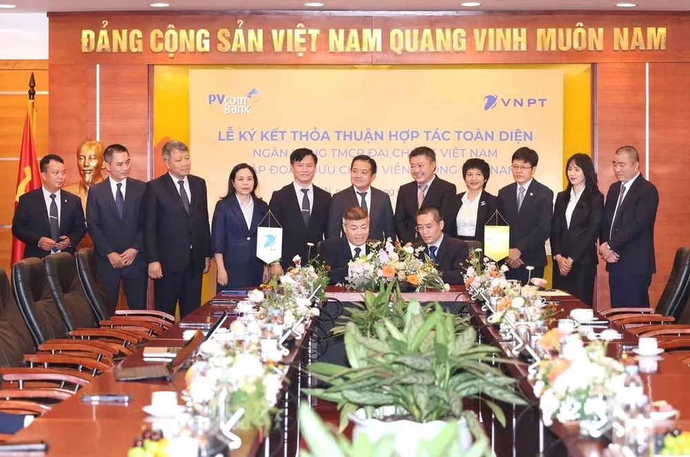 Ông Ngô Diên Hy, Phó TGĐ Tập đoàn VNPT và ông Nguyễn Việt Hà, Phó TGĐ của PVcomBank thực hiện nghi thức ký kết hợp tác giữa 2 doanh nghiệp.jpg