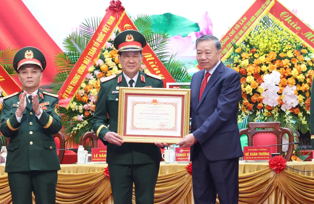 Trao Huan chuong HCM 1.jpg