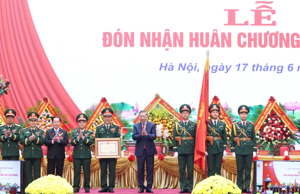 Trao Huan chuong HCM 3.jpg
