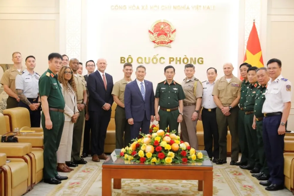 Anh BT QP tiep Hai quan Hoa Ky 2.jpg