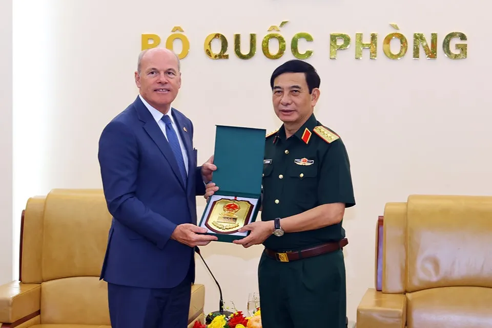 BT Quoc phong tiep DS Canada 1.jpg