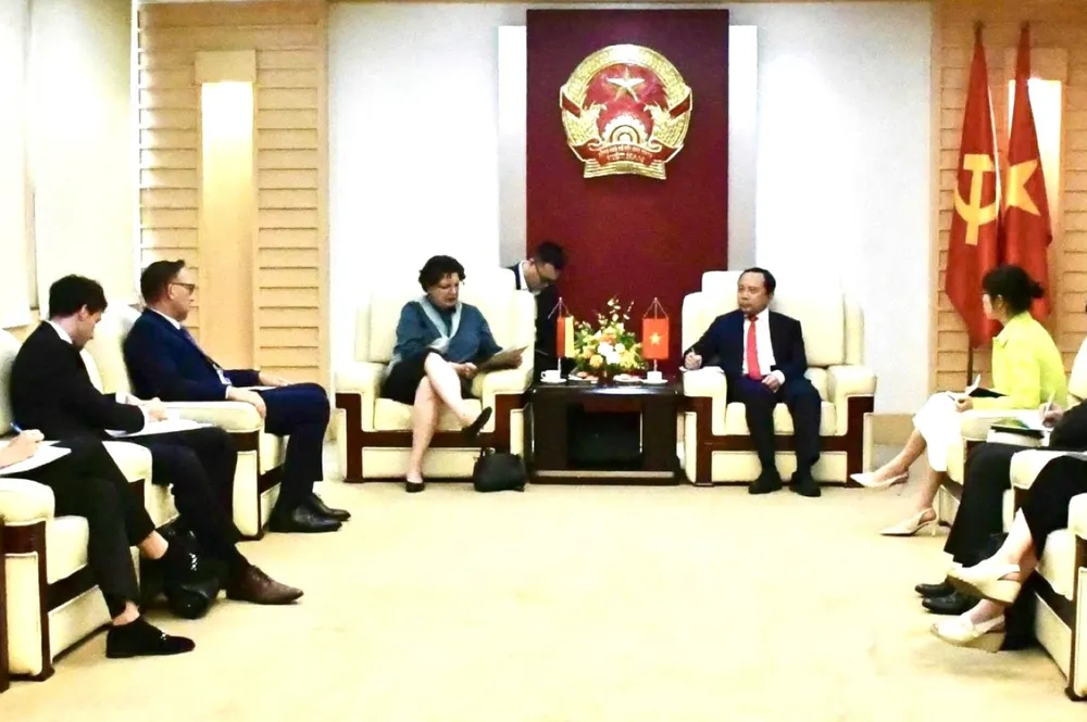 Anh BT KHCN tiep DS Duc.jpg