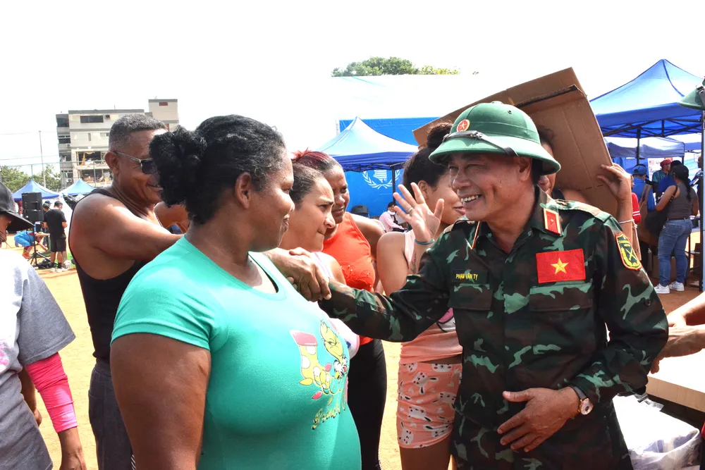 Anh doan VN tang qua 1.JPG