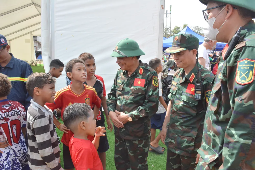 Anh doan VN tang qua 2.JPG