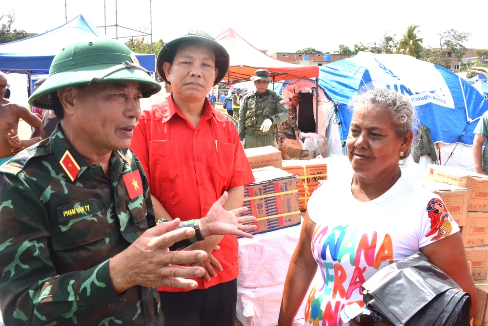 Anh doan VN tang qua 3.JPG