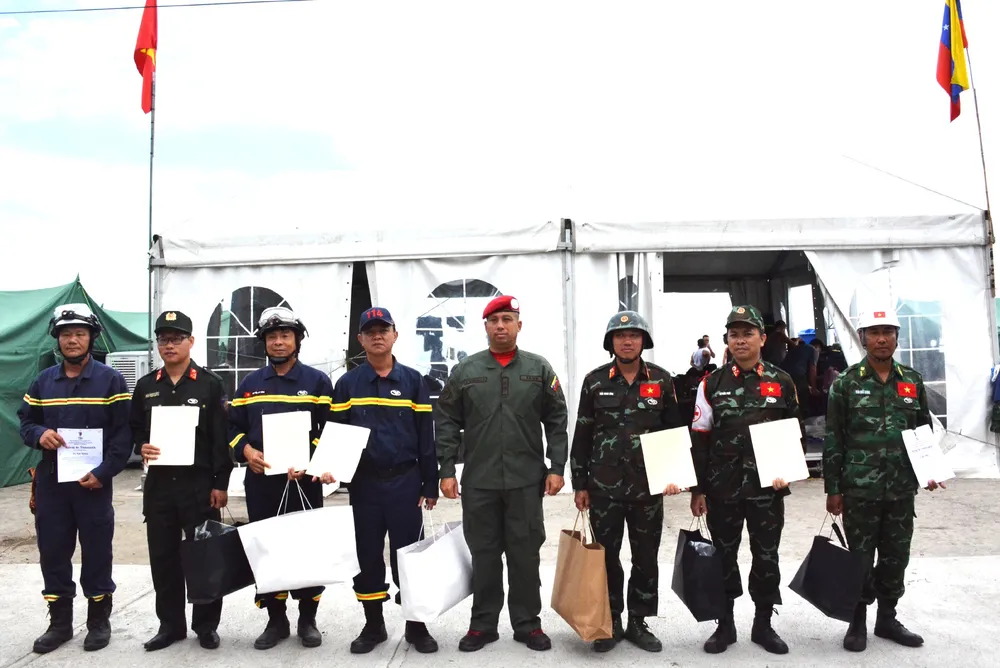 Đại diện Chính phủ Venezuela chính thức trao Huy chương "Anh hùng Venezuela" hạng Nhì cho các cá nhân của đoàn cứu hộ, cứu nạn Việt Nam. Ảnh: BỘ QUỐC PHÒNG