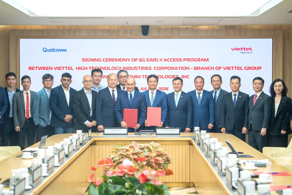 Tổng Giám đốc Viettel High Tech Nguyễn Minh Quang ký kết chương trình Truy cập sớm nền tảng 6G cùng ông Durga Malladi.jpg