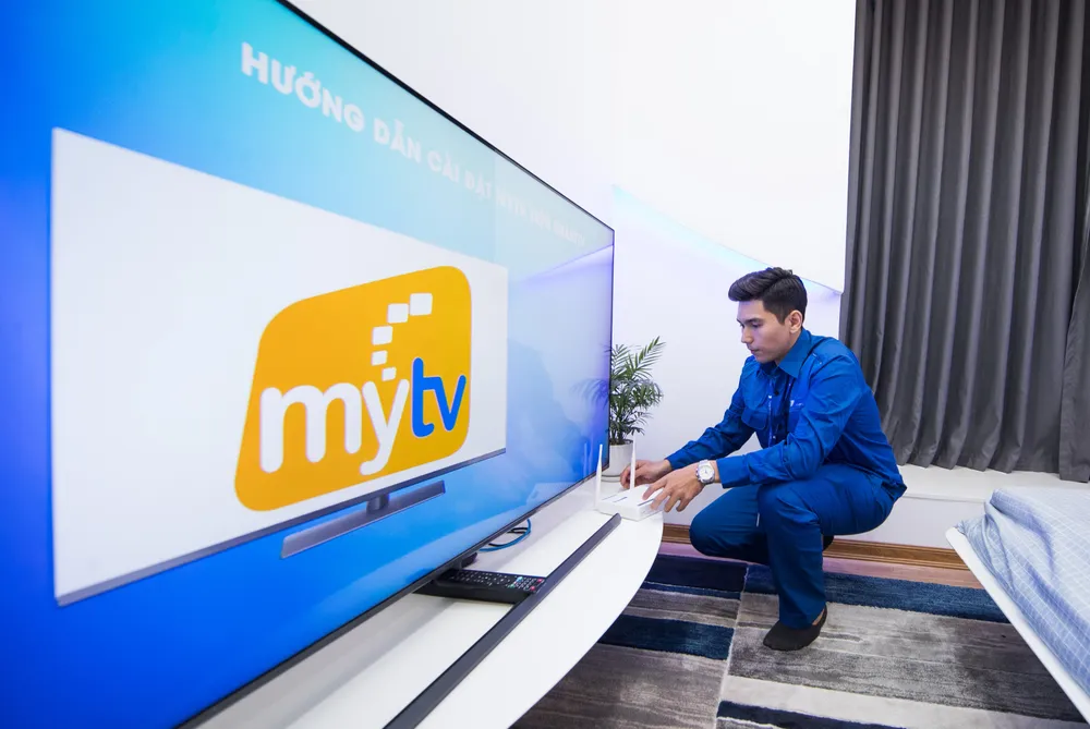 Kỹ thuật viên VNPT khảo sát và tối ưu hệ thống WiFi, giúp duy trì kết nối ổn định tại nhiều vị trí trong ngôi nhà.jpg