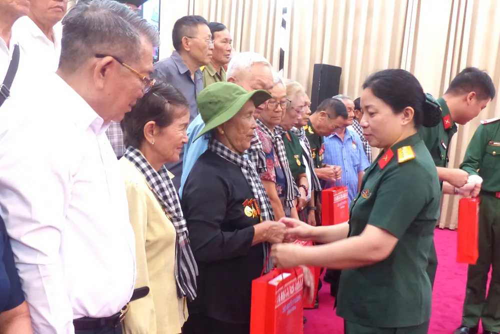 Anh doan co cong TPHCM 11.JPG