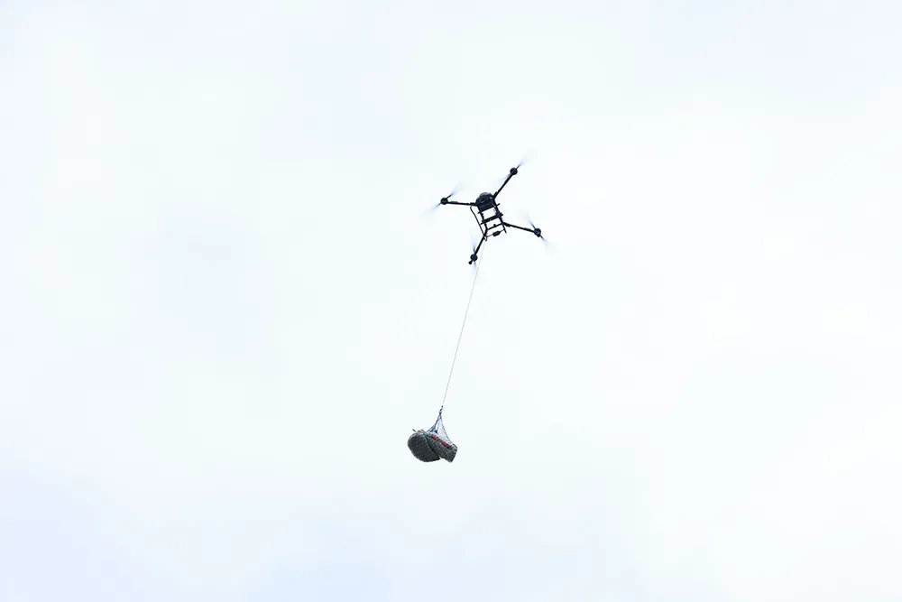 Chuyến hàng đầu tiên được vận chuyển bằng UAV ở Mường Ảng.JPG