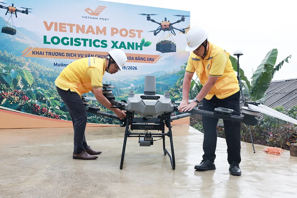 Nhân viên điều khiển UAV đang kiểm tra thiết bị để chuản bị vận hành.JPG