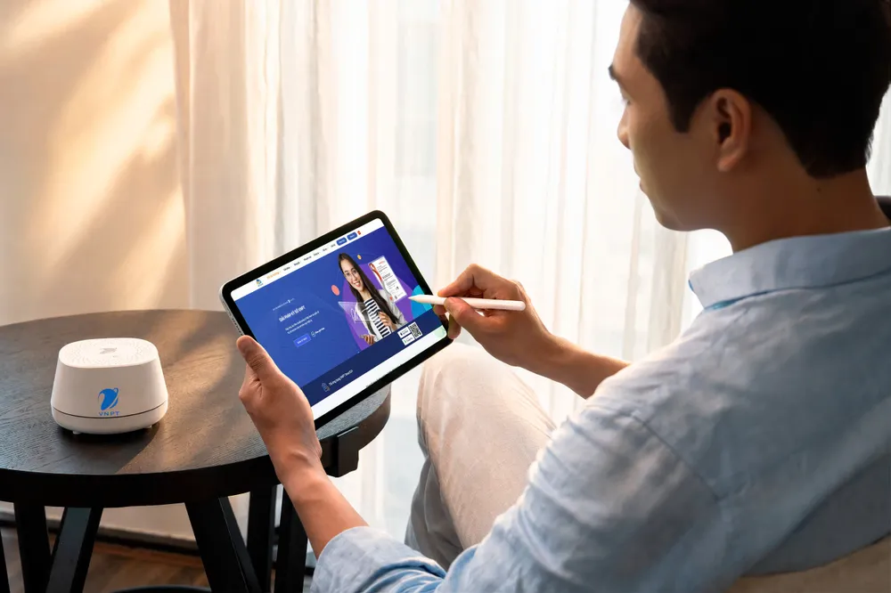 VNPT SmartCA đưa thao tác ký lên điện thoại và máy tính, giúp người có thẩm quyền xử lý công việc ở bất cứ đâu.jpg